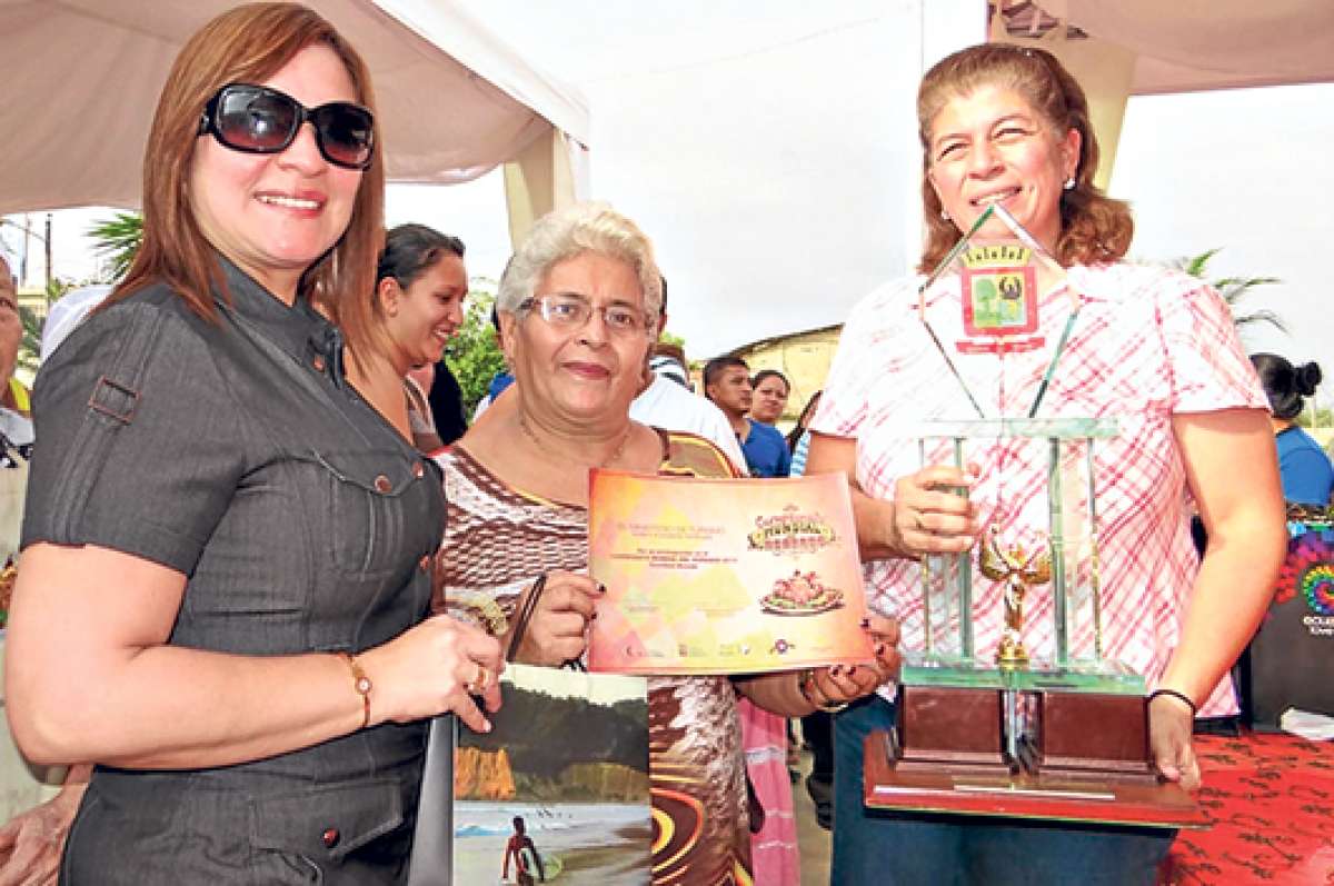 El plato que prepar&oacute; Candelaria Moreira (c), due&ntilde;a de un comedor en Crucita, es el ganador en la provincia de Manab&iacute;. Foto: Cortes&iacute;a Scheznarda Fern&aacute;ndez