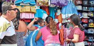 La ropa y accesorios est&aacute;n entre los objetos de mayor demanda en el sector de la Bah&iacute;a de Guayaquil. Foto: William Orellana / El Tel&eacute;grafo