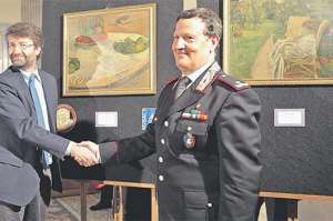El ministro de cultura italiano, Dario Franceschini (izq), y el brigadier general de cultura de los Carabineros, Mariano Mossa (der), descubren dos pinturas de Paul Gauguin y Pierre Bonnard hallados tras su robo en los a&ntilde;os 70. Foto: EFE