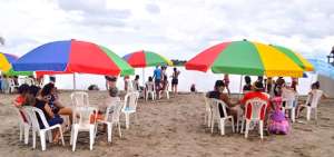 Los visitantes llegan para ba&ntilde;arse en las aguas del r&iacute;o Babahoyo. La concurrencia genera que los comerciantes ofrezcan sus productos.