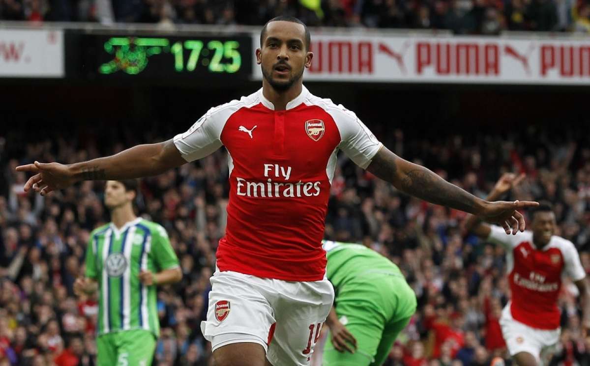 El delantero Theo Walcott celebra el tanto que le dar&iacute;a la Emirates Cup al Arsenal. Foto: AFP