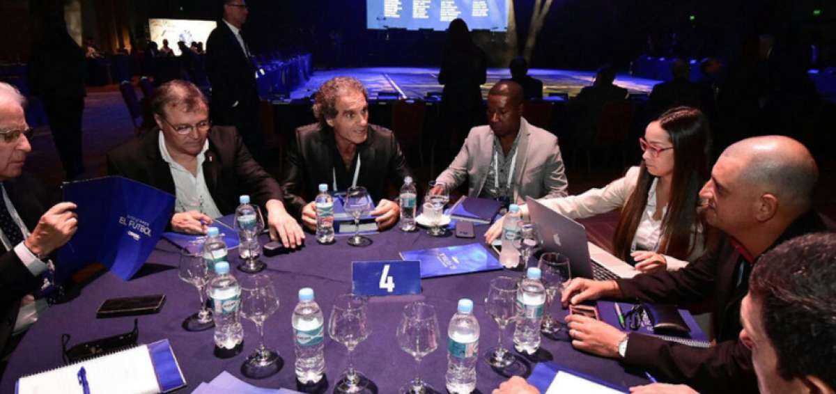 Los ecuatorianos &Eacute;dison M&eacute;ndez (centro) y Luigi Pescarolo (der.) en la mesa de trabajo con el argentino &Oacute;scar Ruggeri, exjugador y ahora director t&eacute;cnico.