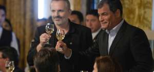 Miguel Bos&eacute; almorz&oacute; en Carondelet con sus fan&aacute;ticos, entre ellos Rafael Correa