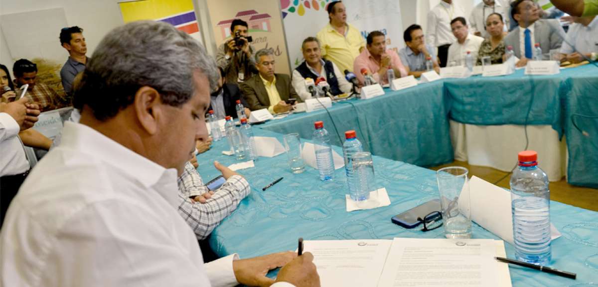 Alcaldes manabitas, entre ellos Galo Borbor (izq.) de Paj&aacute;n, otorgan terrenos para la construcci&oacute;n del proyecto habitacional &lsquo;Casa para Todos&rsquo;.