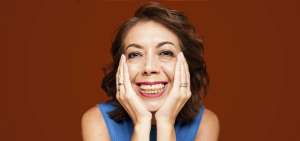 Hay tratamientos m&aacute;s duraderos como implantes y dientes de porcelana. En el caso de las placas deben ser reemplazadas cada cuatro a cinco a&ntilde;os.