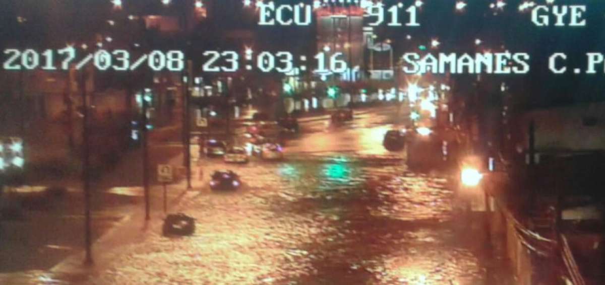 Las c&aacute;maras del ECU-911 Samborond&oacute;n visualizaron las calles inundadas en el sector de Samanes. 