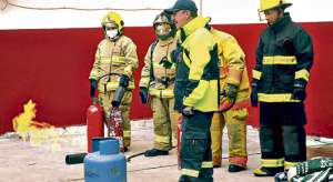 Los bomberos visitan escuelas, colegios e instituciones p&uacute;blicas y privadas con el fin de difundir las normas de seguridad y uso seguro de cilindros de gas. Foto: Elizabeth Maggi / para El Tel&eacute;grafo