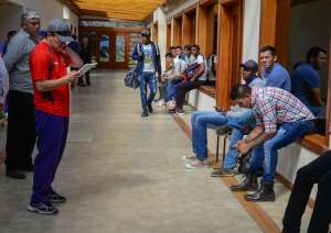 El entrenador Carlos Sevilla (rojo), durante una cbarla con los jugadores en la sede de Deportivo Quito. John Guevara / El Tel&eacute;grafo