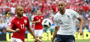 El dan&eacute;s Martin Braithwaite (i) disputa el bal&oacute;n con el franc&eacute;s Steven Nzonzi.