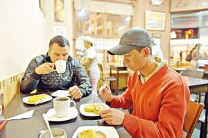 2.	En el Caf&eacute; La Fuente, los turistas, locales y extranjeros, pueden disfrutar del caf&eacute; pasado. Este negocio fue inaugurado en 1976. Fotos: Jos&eacute; Ch&aacute;vez