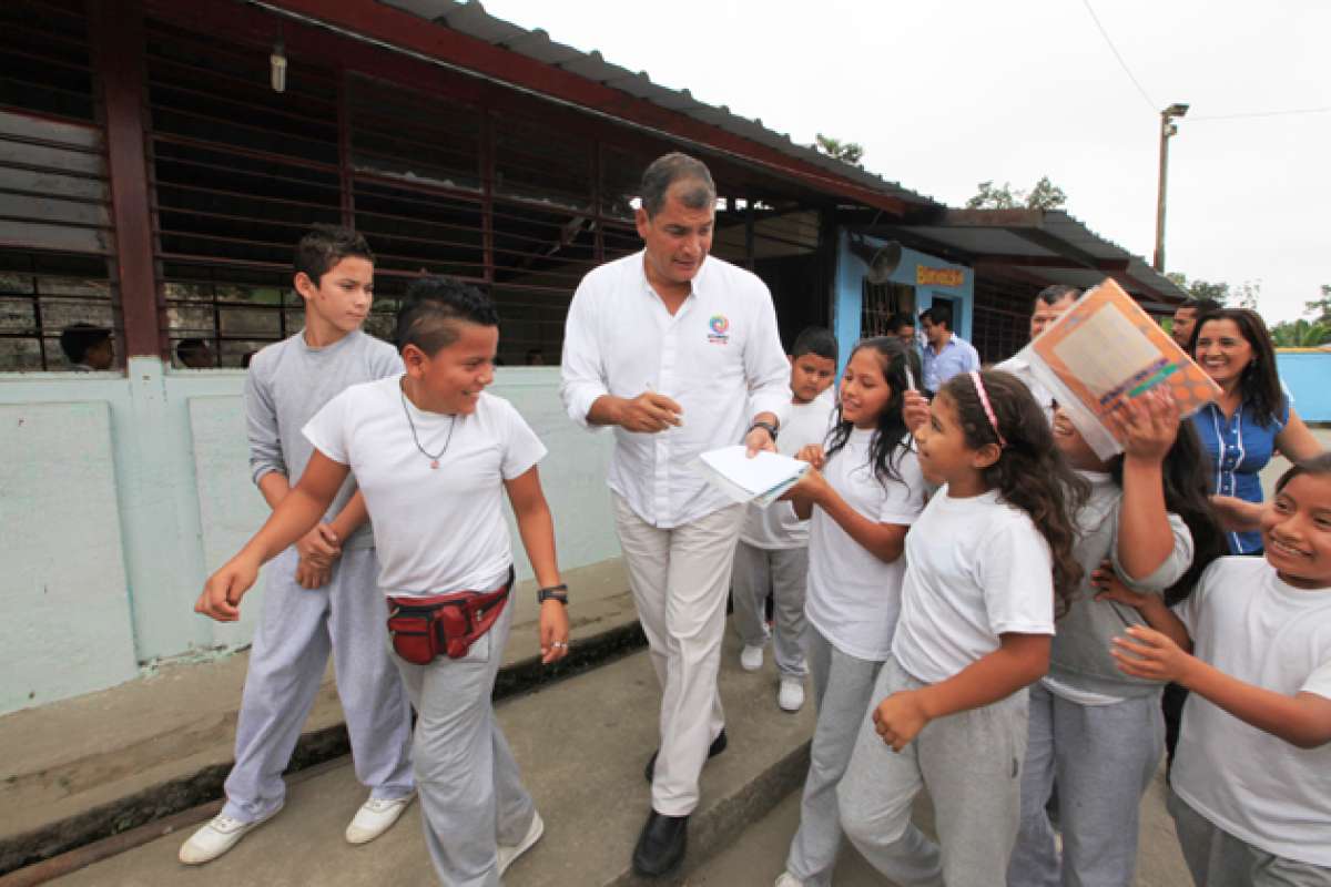 El presidente Rafael Correa visit&oacute; ayer Puerto Lim&oacute;n, en la provincia de Santo Domingo de los Ts&aacute;chilas. Foto: Cortes&iacute;a / Presidencia de la Rep&uacute;blica