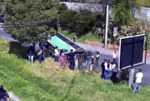 Un bus se volcó en la parroquia de El Quinche