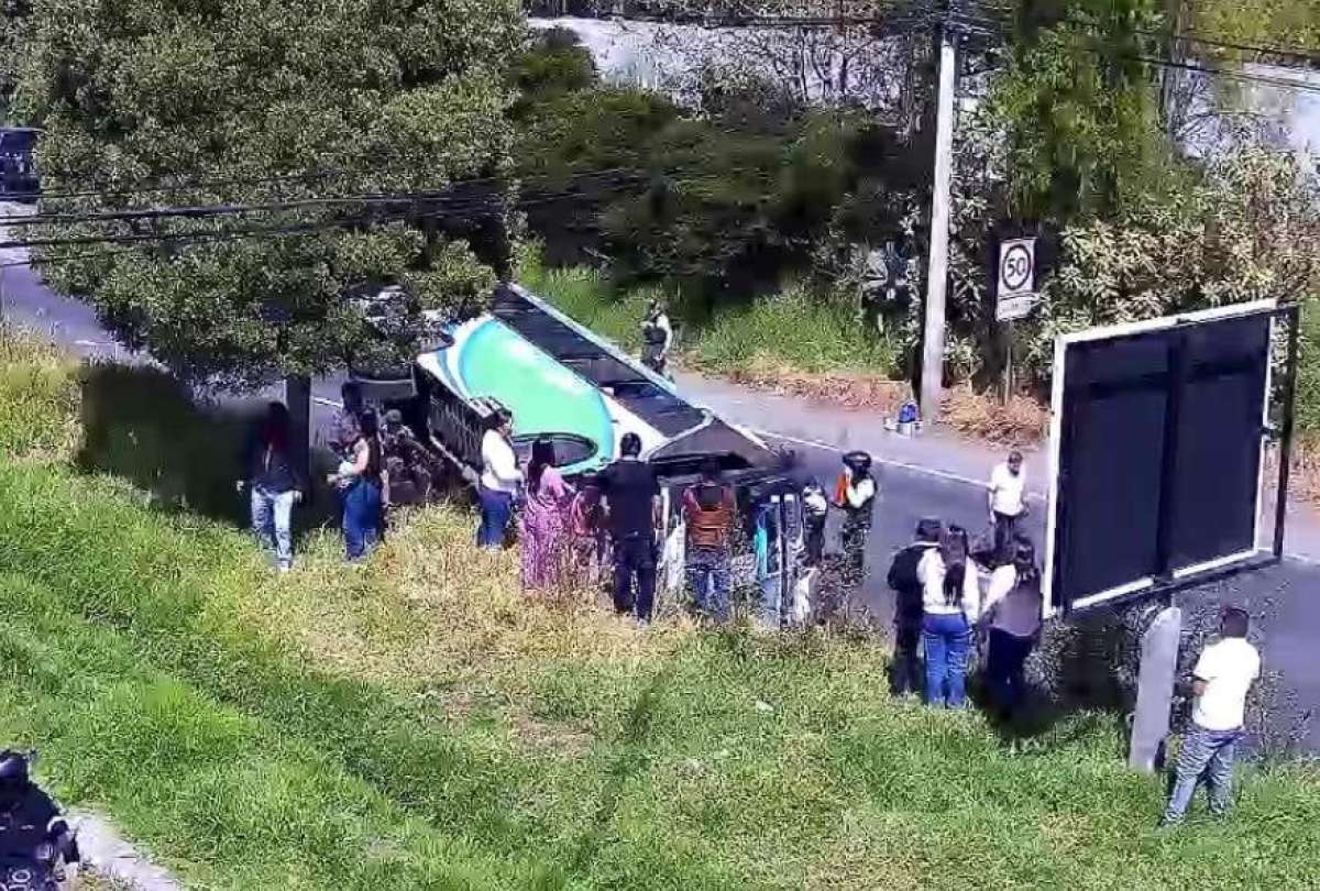 Un bus se volcó en la parroquia de El Quinche