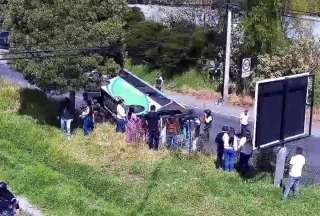 Un bus se volcó en la parroquia de El Quinche