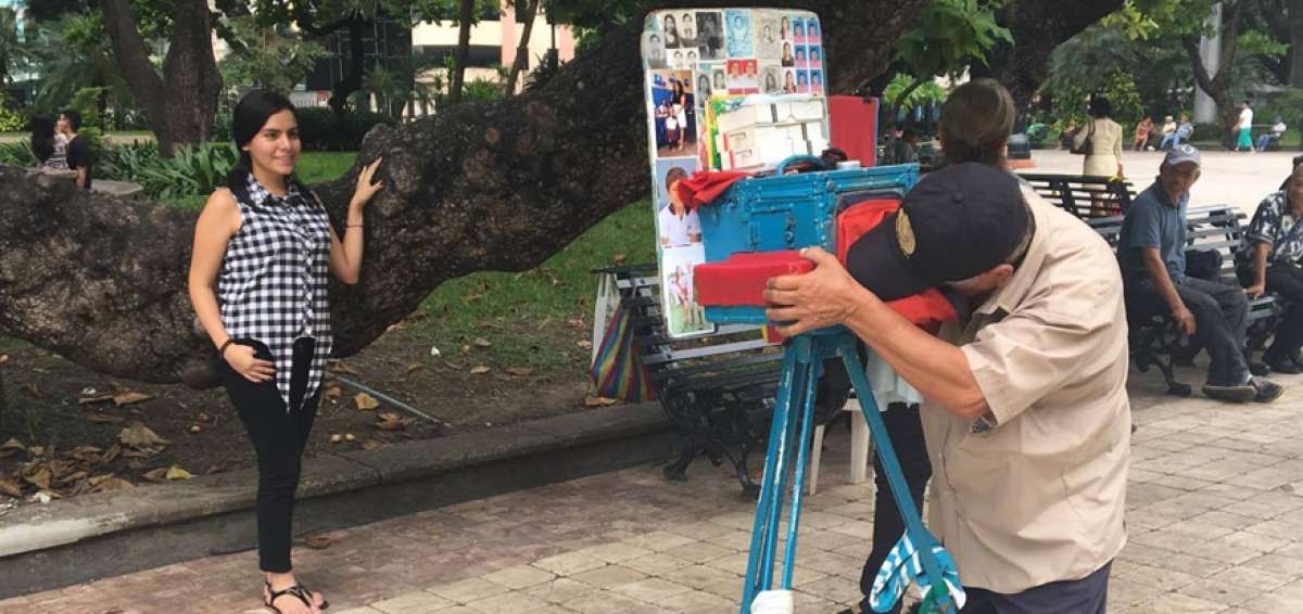  Los fot&oacute;grafos son una tradici&oacute;n desde hace m&aacute;s de 40 a&ntilde;os. En el sitio tambi&eacute;n se ofertan masajes y lectura de cartas.  
