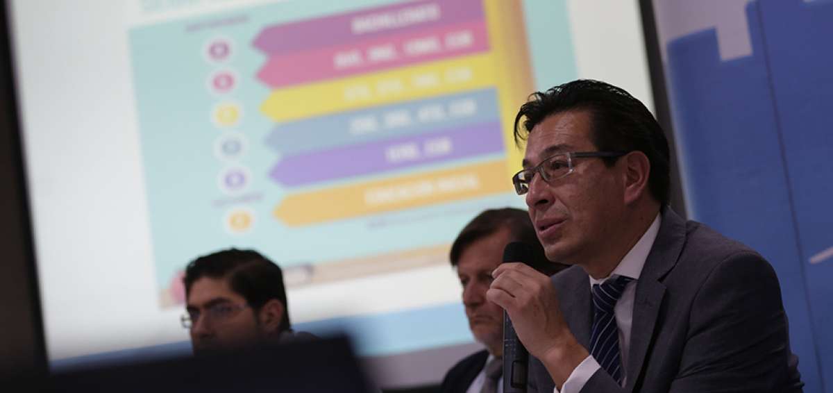 El ministro de Educaci&oacute;n, Fander Falcon&iacute;, inform&oacute; que el inicio de clases ser&aacute; escalonado.