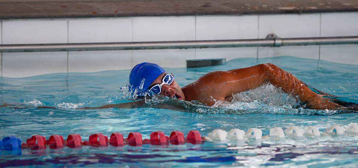 El ciclista de ruta Jos&eacute; Ragonessi Guzm&aacute;n ensaya las t&eacute;cnicas de nado en la piscina del club Jacarand&aacute;, en Cumbay&aacute; (Quito). Confiesa que siempre le atrajeron las competencias multidisciplinarias. 