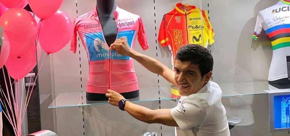 Richard Carapaz entreg&oacute; al Museo del Deporte de Telef&oacute;nica (Movistar) la bicicleta e implementos con los que gan&oacute; el Giro y la maglia rosa.
