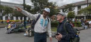 Francisco Guayasam&iacute;n, de 53 a&ntilde;os, ense&ntilde;a a un turista gay los atractivos de la Plaza Grande, de Quito.