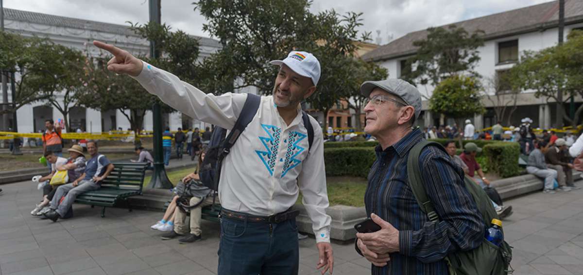 Francisco Guayasam&iacute;n, de 53 a&ntilde;os, ense&ntilde;a a un turista gay los atractivos de la Plaza Grande, de Quito.