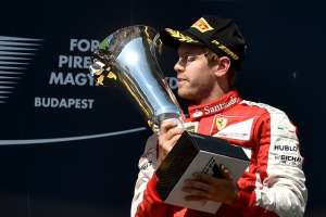 El piloto alem&aacute;n muestra su trofeo obtenido en el GP de Hungr&iacute;a. Foto: AFP