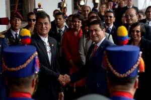 El presidente ecuatoriano, Rafael Correa, recibi&oacute; en el Palacio de Carondelet a su hom&oacute;logo hondure&ntilde;o, Orlando Hern&aacute;ndez, quien cumple una visita oficial de dos d&iacute;as a Ecuador. Foto: John Guevara/EL TEL&Eacute;GRAFO