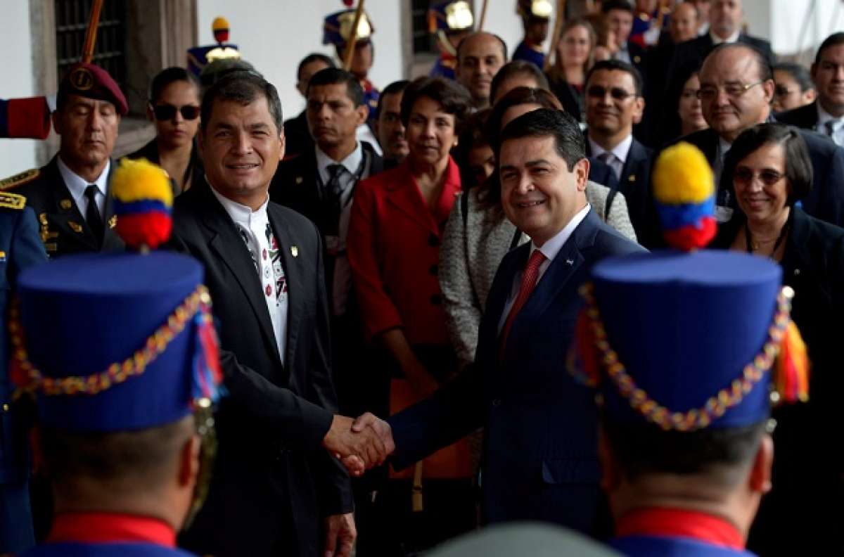 El presidente ecuatoriano, Rafael Correa, recibi&oacute; en el Palacio de Carondelet a su hom&oacute;logo hondure&ntilde;o, Orlando Hern&aacute;ndez, quien cumple una visita oficial de dos d&iacute;as a Ecuador. Foto: John Guevara/EL TEL&Eacute;GRAFO