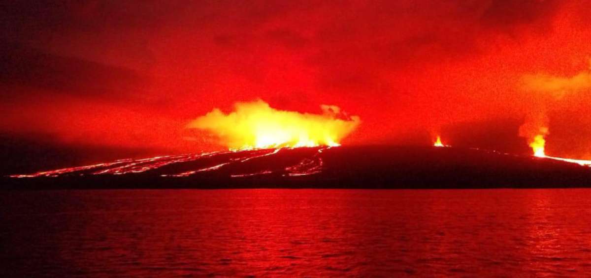 Fotograf&iacute;a del 27 de junio muestra c&oacute;mo el volc&aacute;n Sierra Negra entr&oacute; en proceso de erupci&oacute;n.