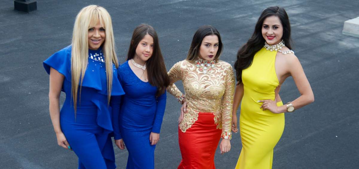 Nicole Clerque (izq), directora del UIO Fashion Week, posa junto con  las modelos que organizan la tercera edici&oacute;n de este evento de moda. 