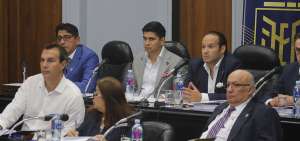 Los miembros de la Federaci&oacute;n Ecuatoriana de F&uacute;tbol (FEF) durante una reuni&oacute;n ordinaria. Atr&aacute;s, Carlos Galarza, Jaime Estrada y Francisco Egas.