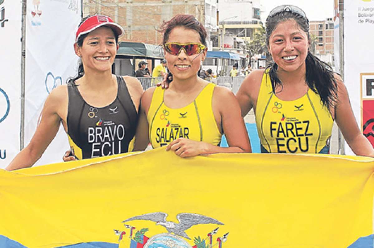 Elizabeth Bravo (izq.), Mar&iacute;a Cristina Farez (der.) y Steffy Salazar (no consta en la foto) consiguieron, por primera vez en la historia, ocupar las 3 plazas del podio. Foto: Cortes&iacute;a ODEBO