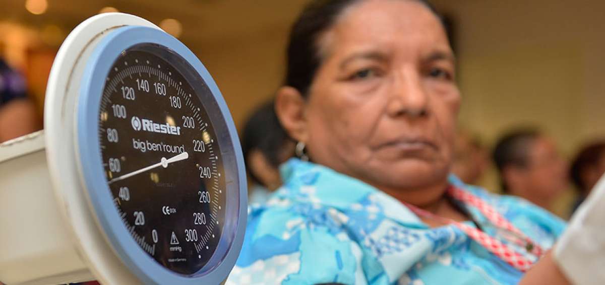 Ninfa Cruz, de 68 a&ntilde;os,  sufre desde hace 5 a&ntilde;os de  presi&oacute;n arterial. Ella adem&aacute;s pertenece a un club de diab&eacute;ticos en Solca y acude una vez al mes a talleres para cuidar su salud y otras complicaciones.