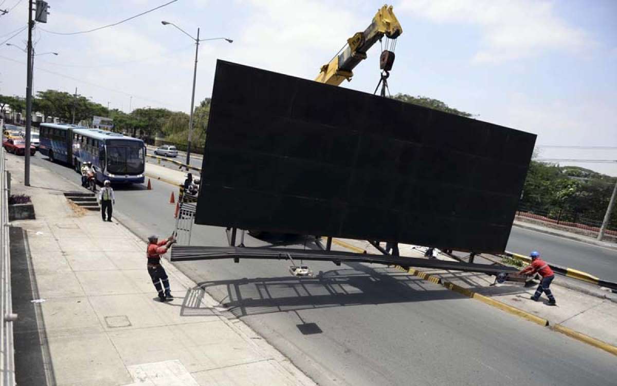 Los carriles del kil&oacute;metro 1,5 de la avenida Carlos Julio Arosemena ayer fueron cerrados parcialmente, a las 13:00, para que una gr&uacute;a pueda remover la estructura que obstaculiz&oacute; la circulaci&oacute;n vehicular. Foto: Pilar Vera.