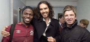 Enner festej&oacute; sus goles con los famosos que visitaron el Upton Park