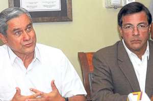 El Prefecto de Guayas recibi&oacute; en su despacho al presidente del CNE, Domingo Paredes. Hablaron entre otros temas de la conformaci&oacute;n de colegios electorales. Foto: Cortes&iacute;a