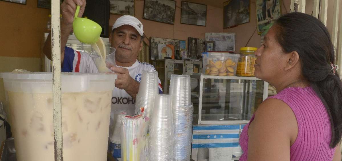 Gary Josa, de Portoviejo, administra con su familia tres locales donde expende chicha y otros alimentos.