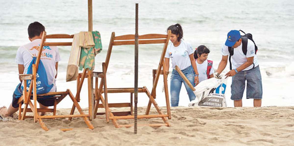 En la Costa participaron 23.500 voluntarios que recolectaron 63.000 kilos de basura en las playas. FOTO: KARLY TORRES / EL TEL&Eacute;GRAFO