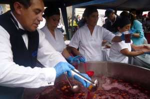 Chefs y estudiantes de gastronom&iacute;a del Canadian se encargaron de la preparaci&oacute;n y luego de la distribuci&oacute;n de 5.000 vasos de jucho. FOTO: ELIZABET MAGGI 