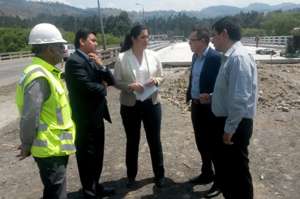 La ministra Paola Carvajal recorri&oacute; las v&iacute;as en reconstrucci&oacute;n en el Azuay, entre ellas la Cuenca-Azogues, y dijo que no se extender&aacute;n los plazos fijados. Foto: Cortes&iacute;a