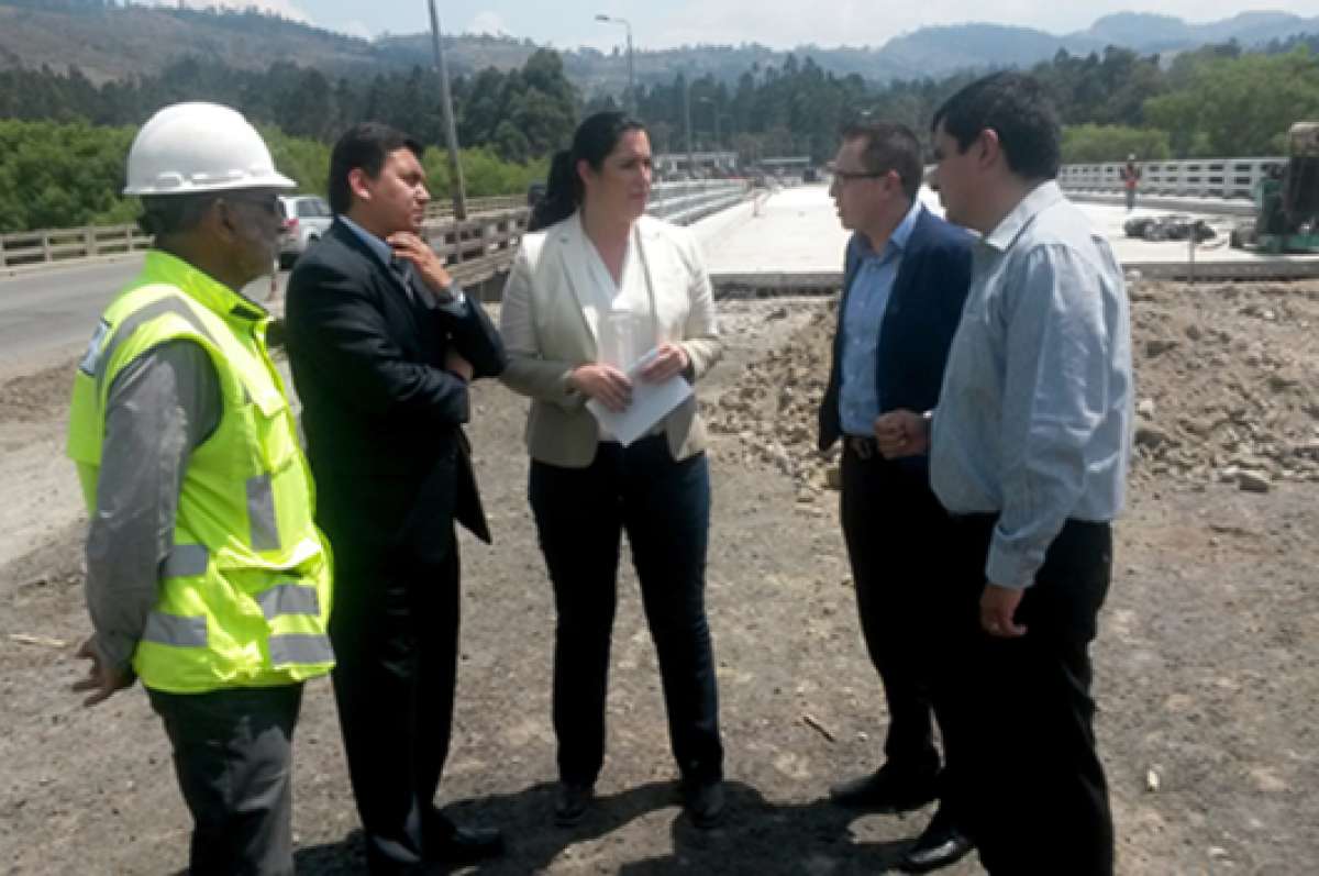 La ministra Paola Carvajal recorri&oacute; las v&iacute;as en reconstrucci&oacute;n en el Azuay, entre ellas la Cuenca-Azogues, y dijo que no se extender&aacute;n los plazos fijados. Foto: Cortes&iacute;a
