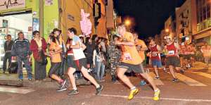 A su paso por la avenida Cevallos, cientos de ambate&ntilde;os respaldaron a los corredores con aplausos. Fotos: Roberto Ch&aacute;vez/ El Tel&eacute;grafo