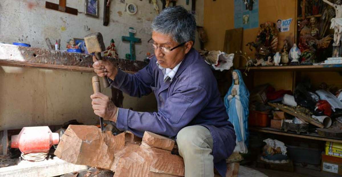 Jaime Jimbo es uno de los &uacute;ltimos artesanos que trabaja en madera; su labor ya pas&oacute; de los 45 a&ntilde;os.