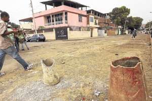 La calle Espa&ntilde;a est&aacute; entre una de las m&aacute;s destruidas de Portoviejo. Ser&aacute; totalmente regenerada con hormig&oacute;n r&iacute;gido, acera y bordillo. Foto: Rodolfo P&aacute;rraga / El Tel&eacute;grafo