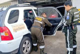 Un vehículo de la Policía muestra la dimensión del ataque.