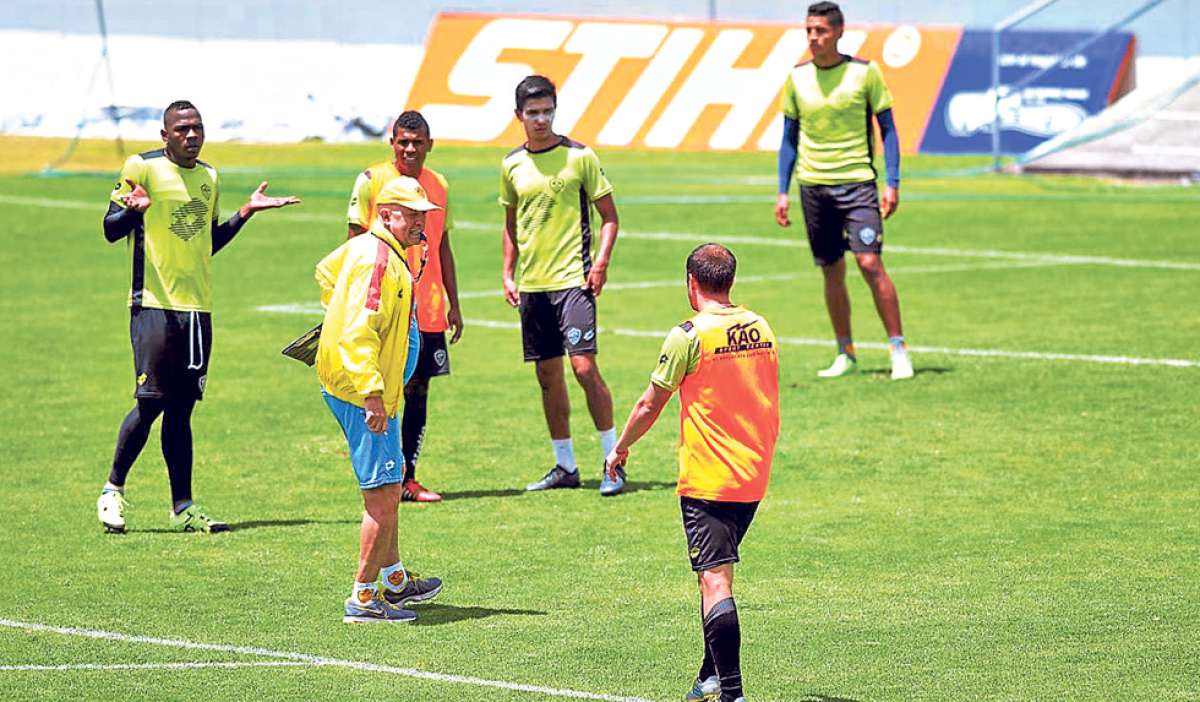 El entrenador de Aucas, Carlos Ischia (centro), dirige una pr&aacute;ctica ante la mirada de &Aacute;lex Bola&ntilde;os (izq.) y otros elementos de la escuadra &lsquo;oriental&rsquo;. Foto: Archivo / El Tel&eacute;grafo