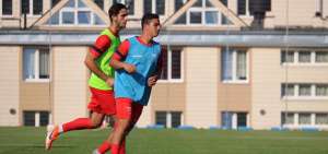 El volante por izquierda Alexander Alvarado (adelante) junto a Leonardo Campana, en el entrenamiento de la selecci&oacute;n en la ciudad de Gdansk.
