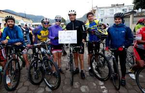 Antes del enlace en Gir&oacute;n, el presidente Rafael Correa realiz&oacute; un recorrido en bicicleta. Record&oacute; adem&aacute;s a la triatleta fallecida en d&iacute;as pasados, Cristina F&aacute;rez. Foto: Cortes&iacute;a