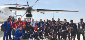 La delegaci&oacute;n de Ecuador junto a los tripulantes de la aeronave que los traslad&oacute; a Gdansk, donde preparar&aacute;n el partido por el tercer lugar.