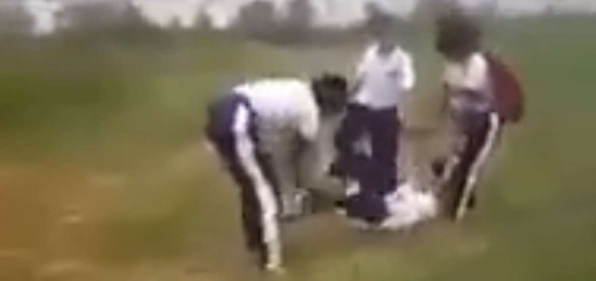 El video que circula en redes sociales muestra c&oacute;mo un ni&ntilde;o es arrojado por varios alumnos.