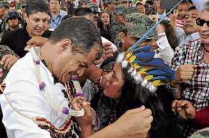 En el enlace el presidente Rafael Correa destac&oacute; el respaldo que recibi&oacute;  el mi&eacute;rcoles su gobierno de m&aacute;s de 600 autoridades locales, en Cuenca. Foto: Cortes&iacute;a de la Presidencia